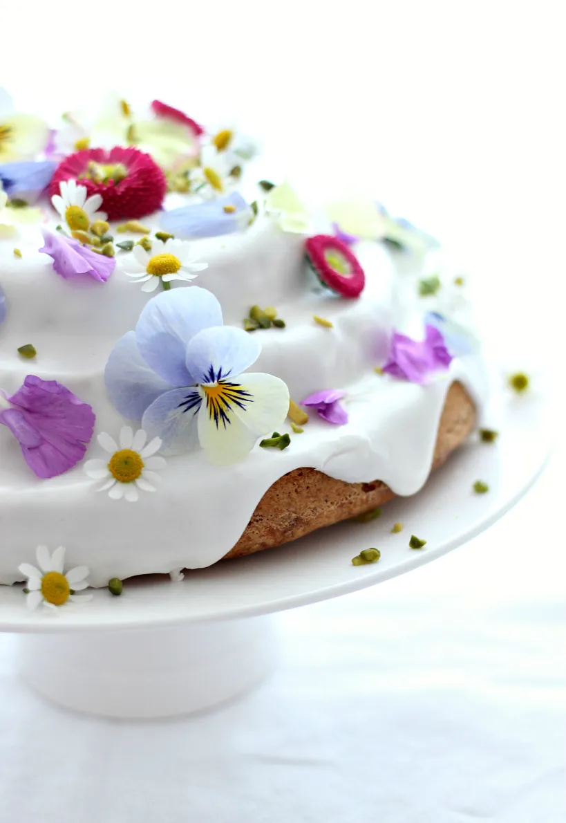 Saftiger Rüblikuchen mit Puderzucker bestreut