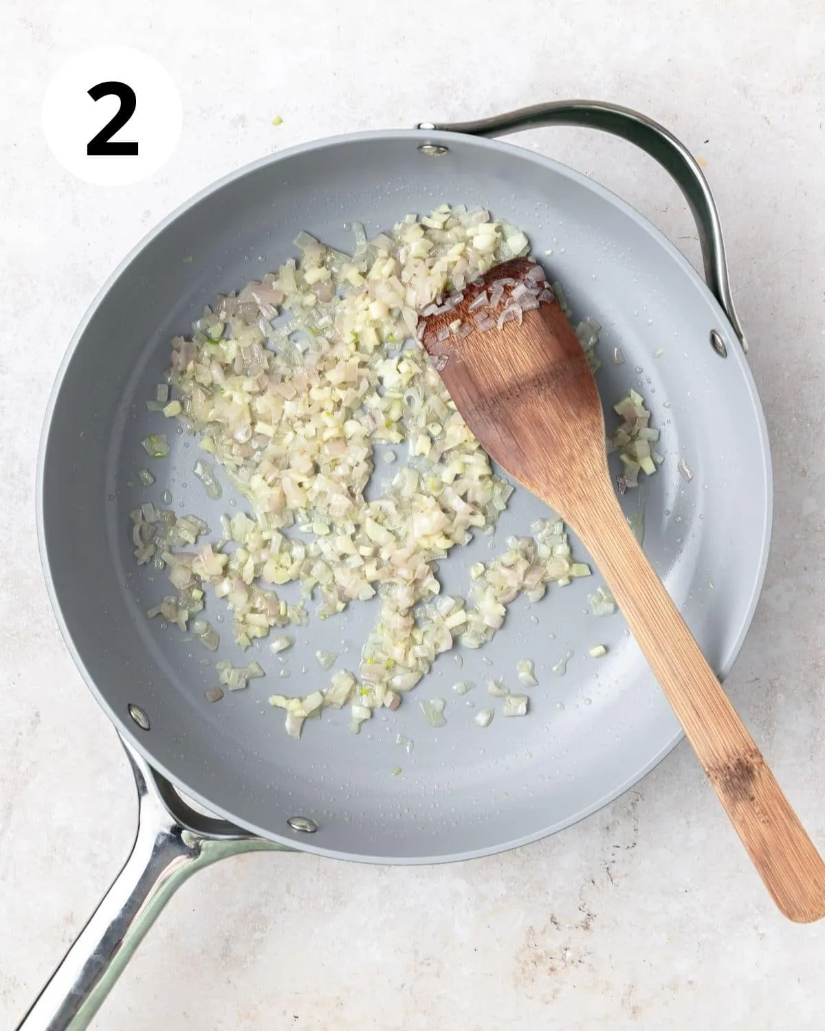 Schalotten und Knoblauch in einer Pfanne anbraten.