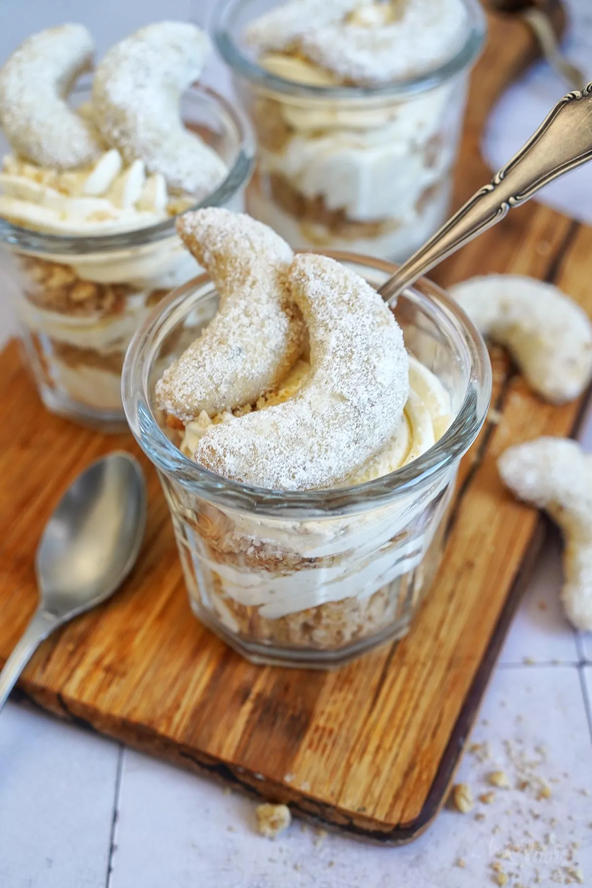 Schichten des Vanillekipferl-Desserts in einem Glas