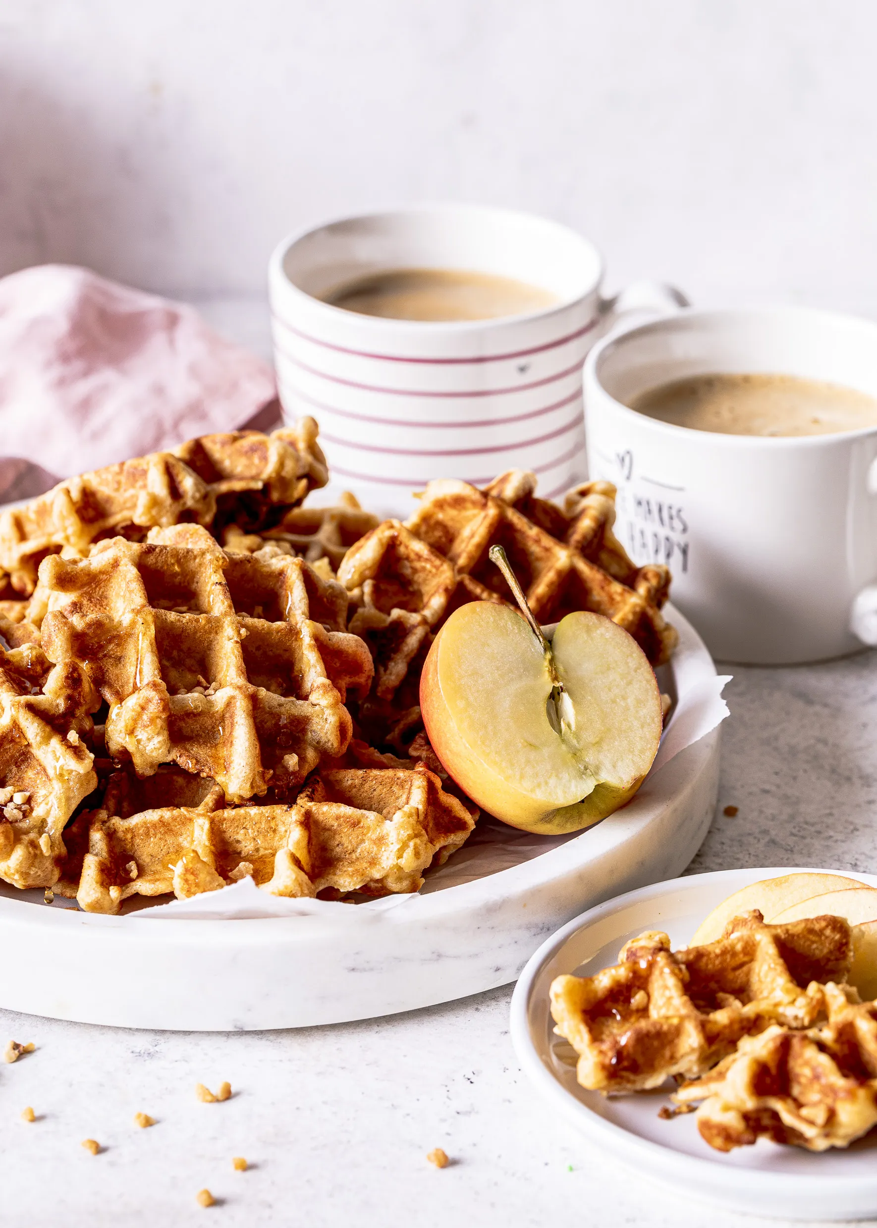 Schnelle Apfelwaffeln mit Zimt backen. Ein einfaches Rezept für saftige und leckere Waffeln. Perfekt für den Kaffeeklatsch und als Nachmittagssnack für Kinder. Emmas Lieblingsstücke