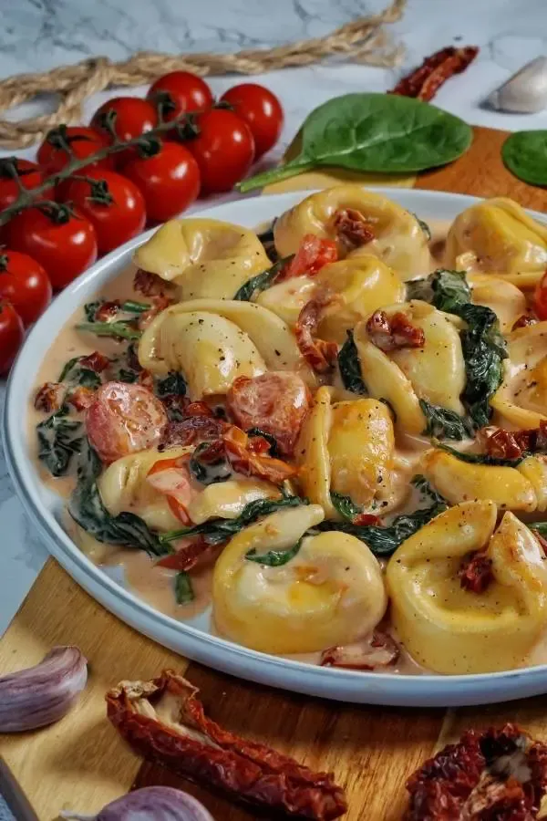 Schnelle Tortelloni mit getrockneten Tomaten und Kräutern