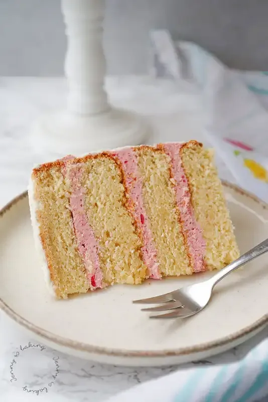 Schnittbild einer Erdbeer-Vanille-Torte mit fruchtiger Füllung