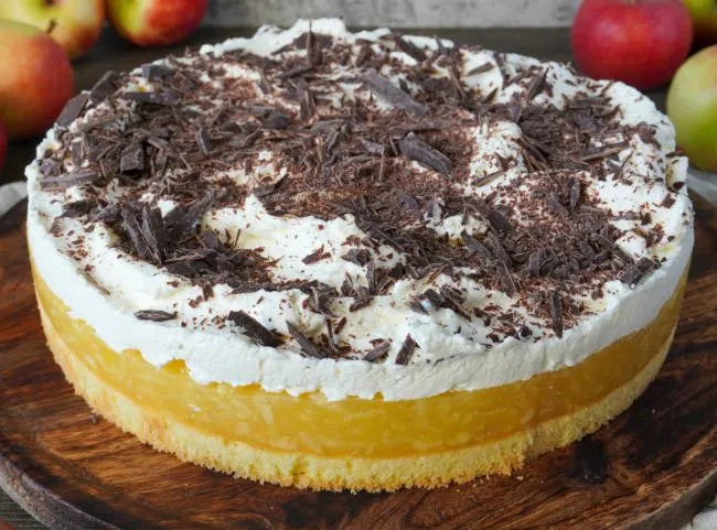 Schnittbild einer Schwedischen Apfeltorte mit Vanillepuddingfüllung