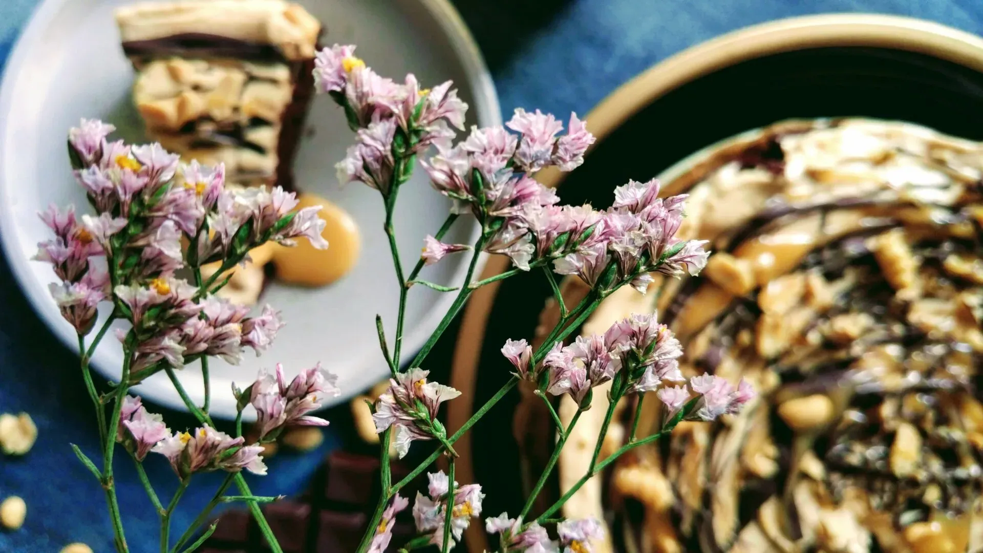 Schokoladenkuchen mit Salzkaramel-Erdnussbutter Topping