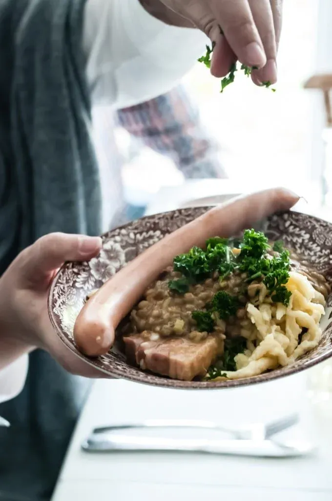 Schüssel mit Linsen und Spätzle