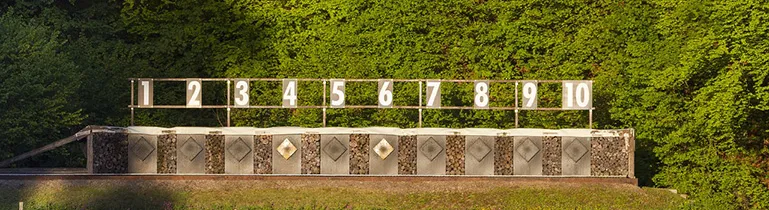 Schütze zielt mit einer Waffe auf eine Zielscheibe