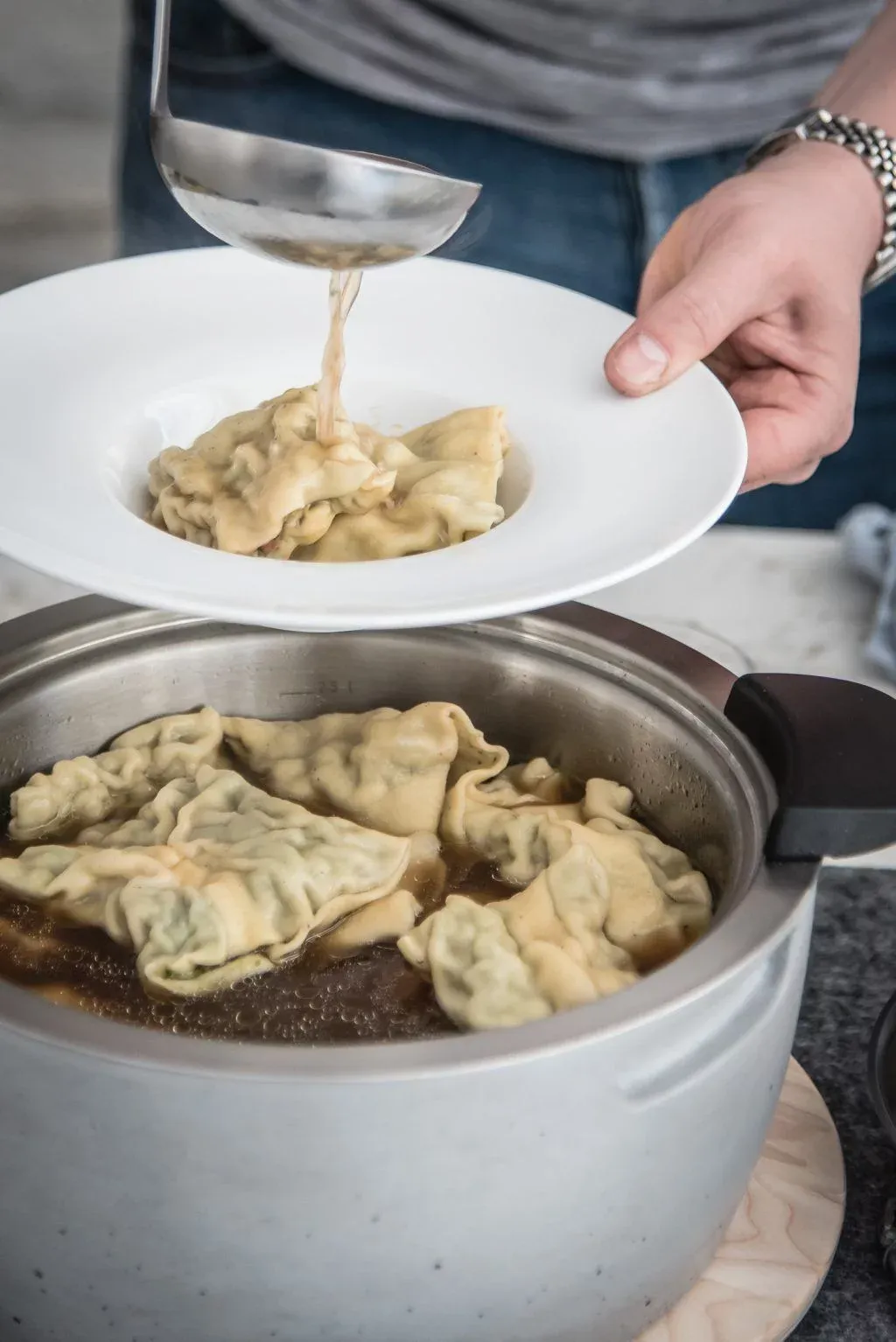 Schwäbische Maultaschen in kräftiger Brühe