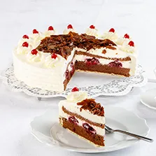 Schwarzwälder Kirschtorte mit Sahne und Kirschen