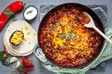 Servierfertige Tex Mex Steak Pfanne mit Creme fraiche und Koriander