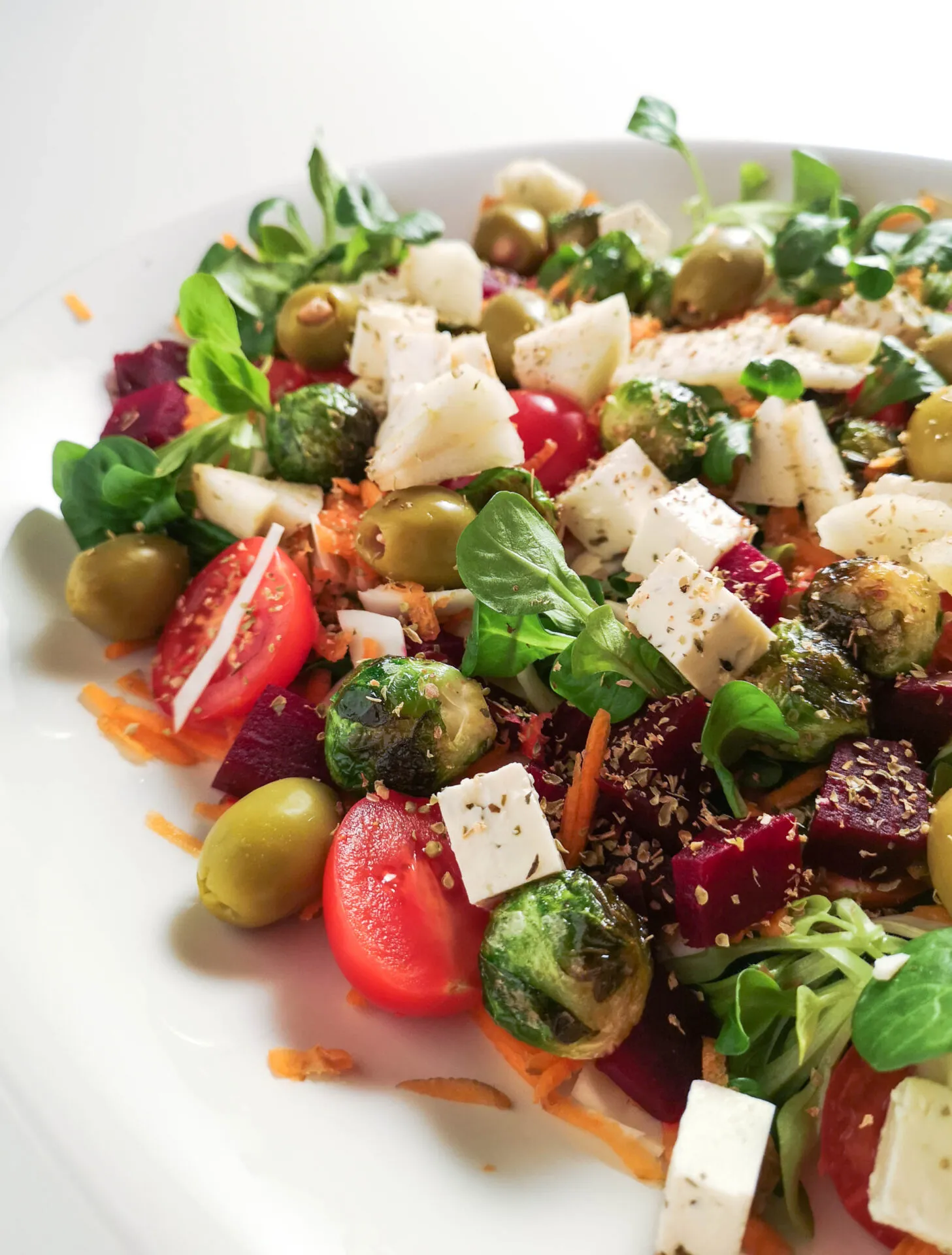 Servierter griechischer Wintersalat auf einem rustikalen Holztisch