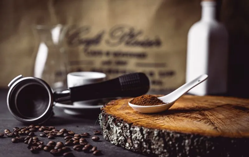 Siebträgermaschine mit Kaffeepulver