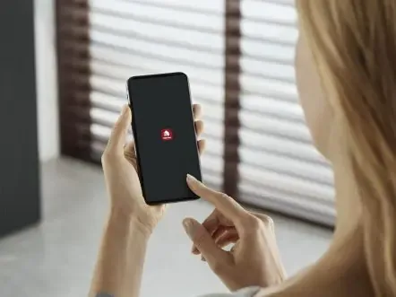 Smartphone zeigt Miele@home App zur Steuerung von Hausgeräten