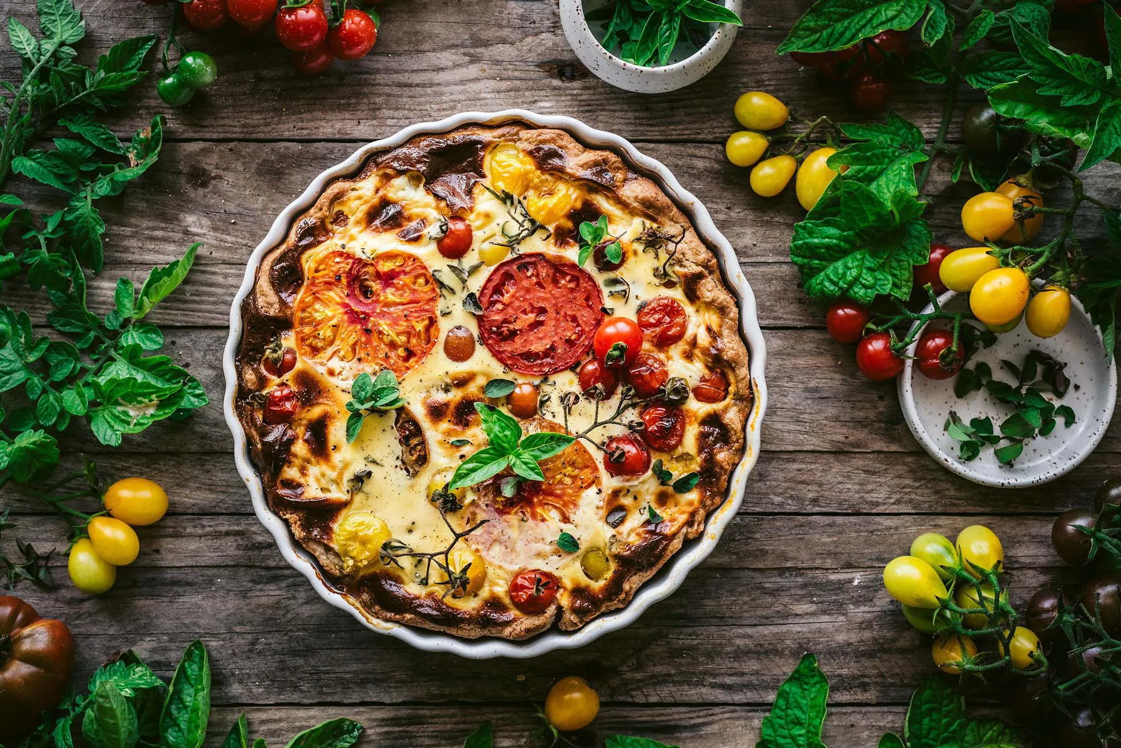 Sommerliche Tomaten Quiche mit Mascarpone auf einem Tisch