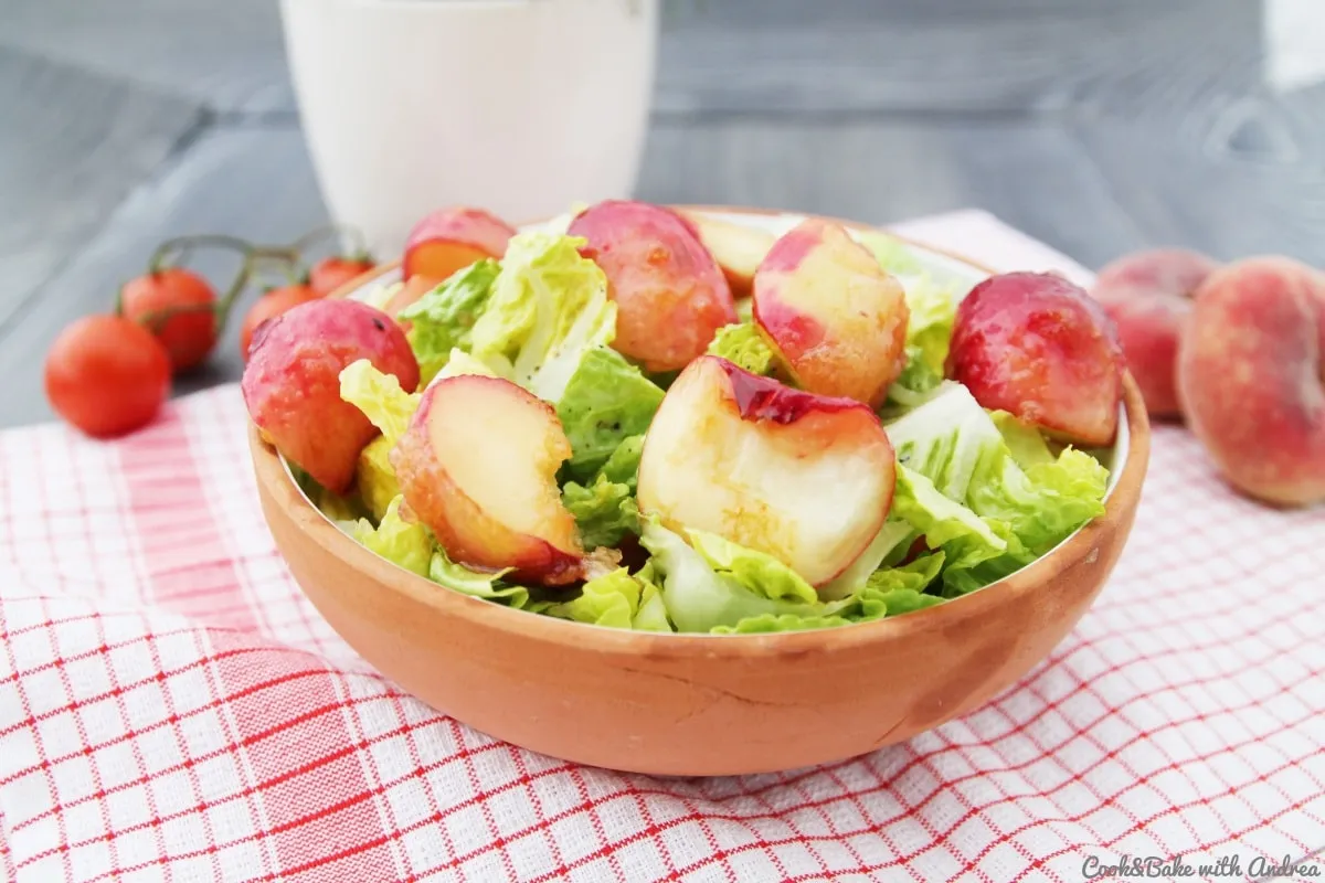 Sommersalat mit karamellisierten Pfirsichen