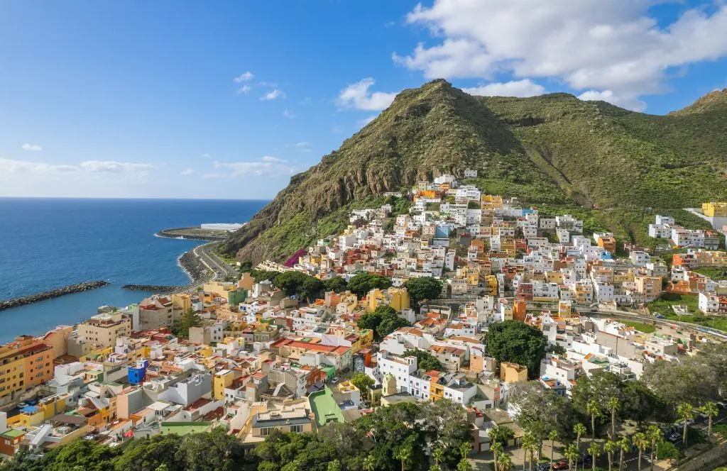 Sonnige Küste Teneriffas mit Bergen im Hintergrund, ideal für einen günstigen Februarurlaub