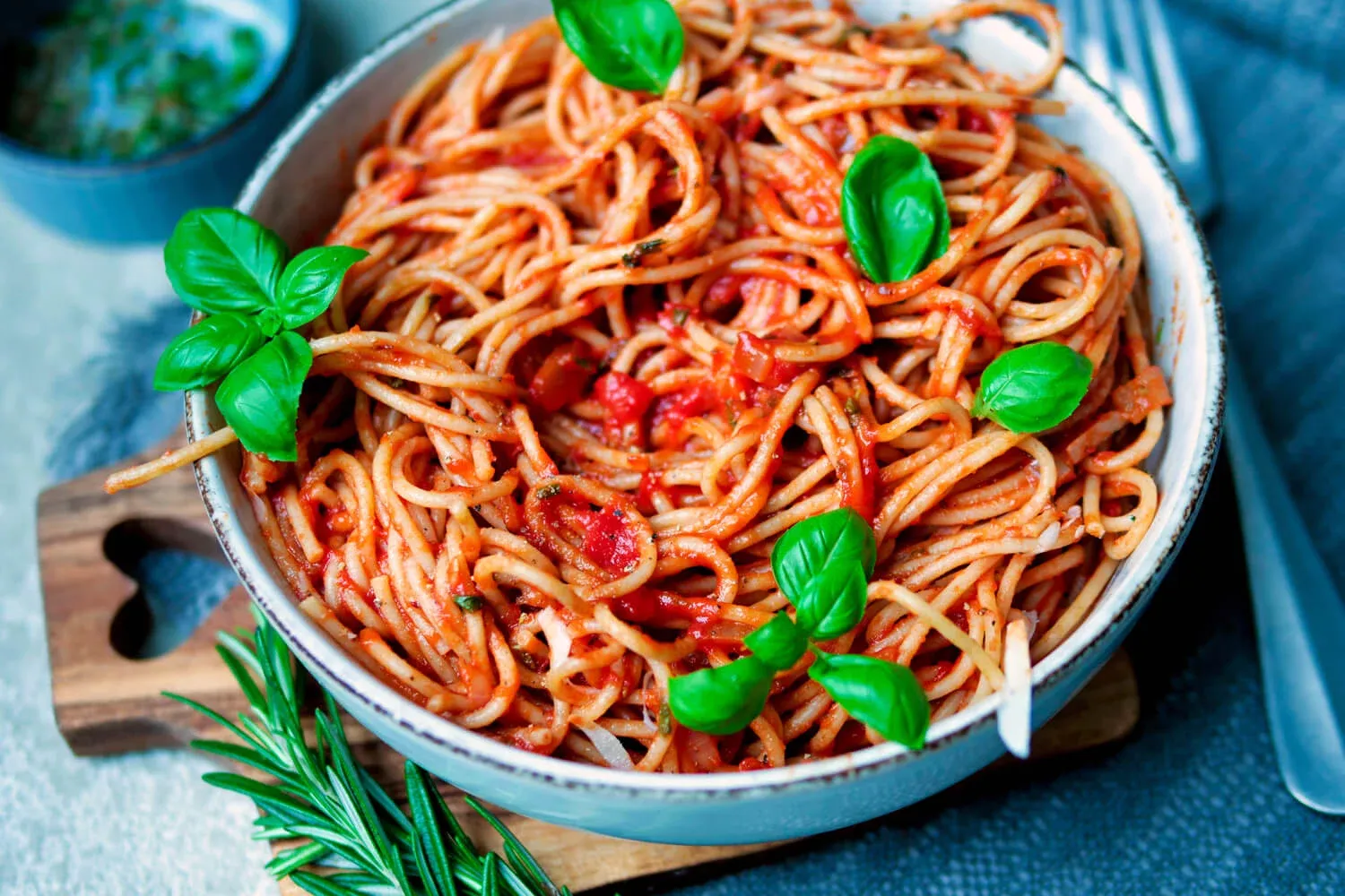 Spaghetti Napoli mit Tomatensauce und frischem Basilikum