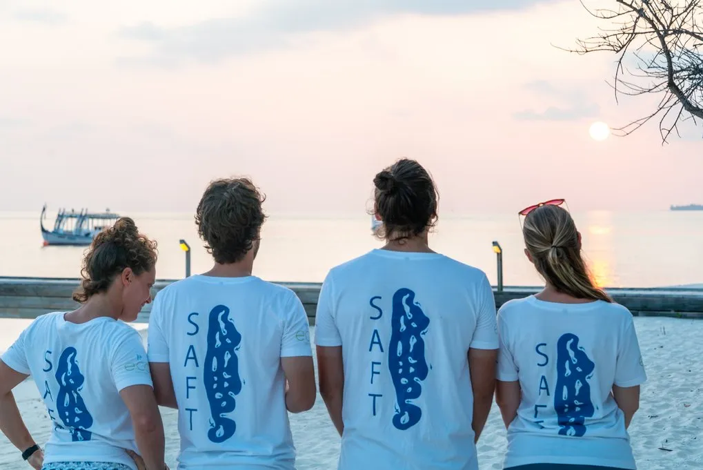 Team von vier Personen am Strand