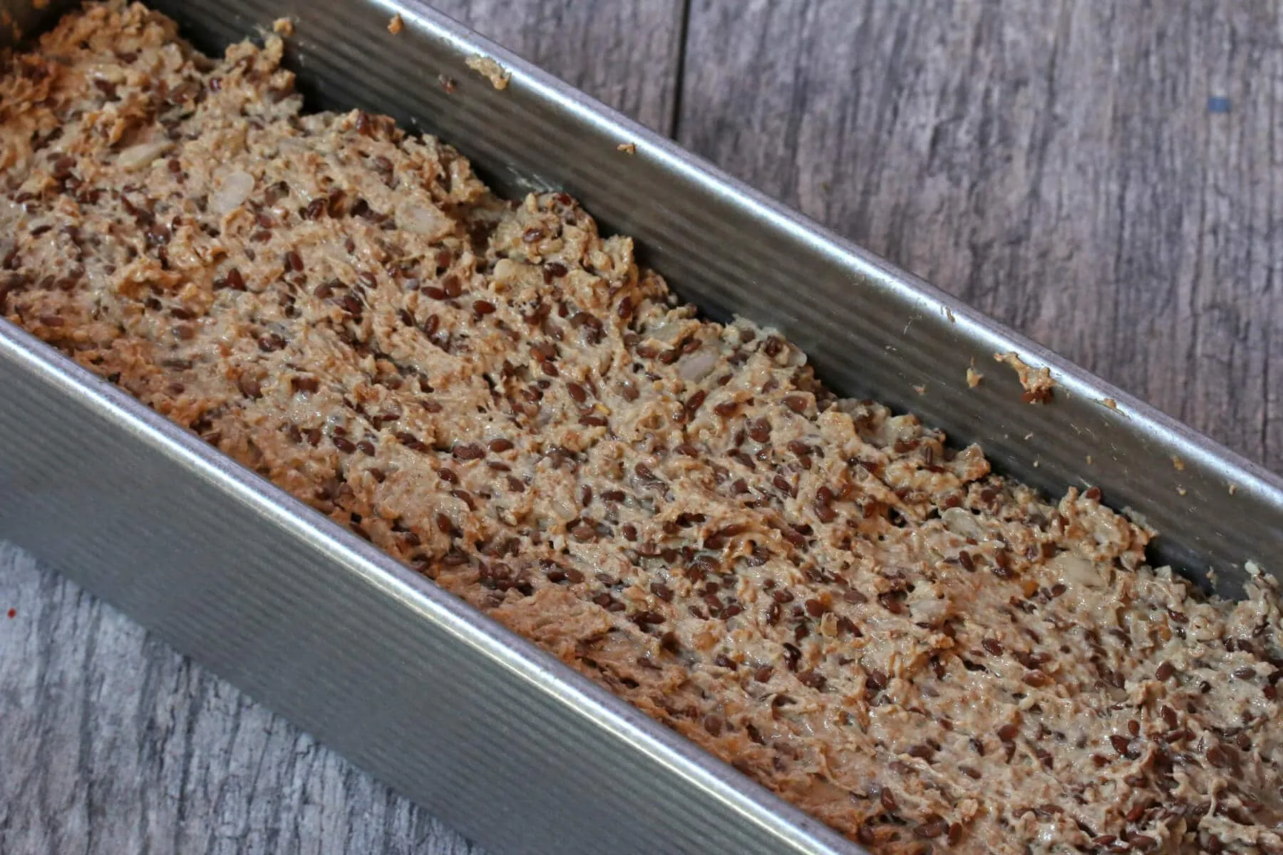 Teig wird in eine Pullman-Backform geschöpft