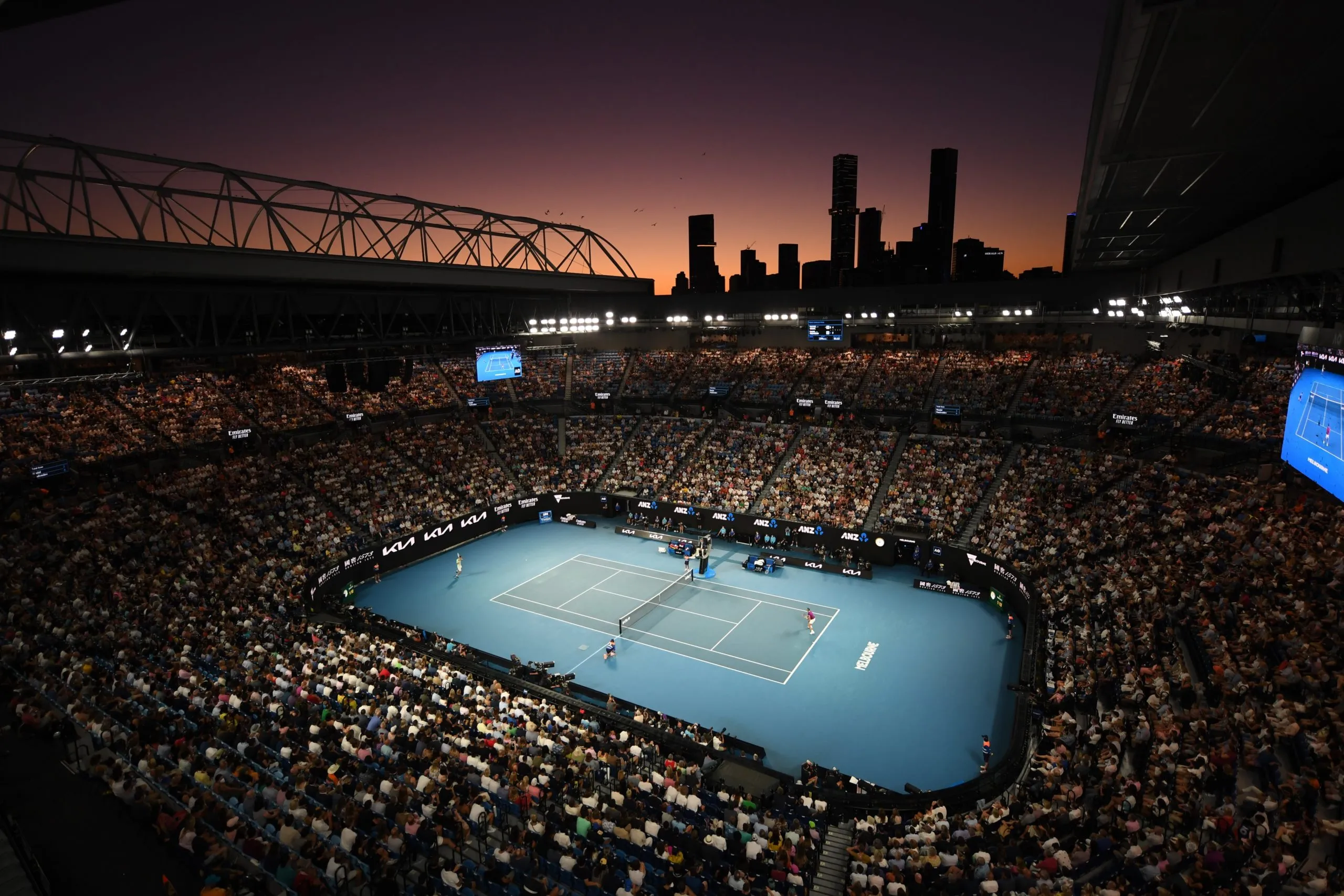 Tennisspieler in Aktion bei den Australian Open während Sonnenuntergang