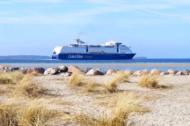 Thermenlandschaft mit Blick auf die winterliche Ostsee bei Laboe und Kiel