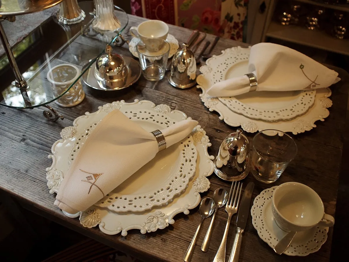 Tische sind mit frischen Blumen und Kerzen dekoriert