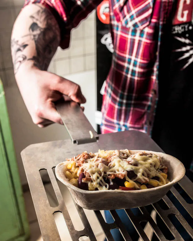 Tortilla-Ships mit gratiniertem Käse vom Steakreaktor