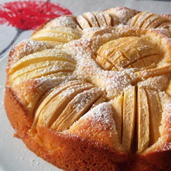 Traditioneller deutscher Apfelkuchen mit aufgefächerten Äpfeln