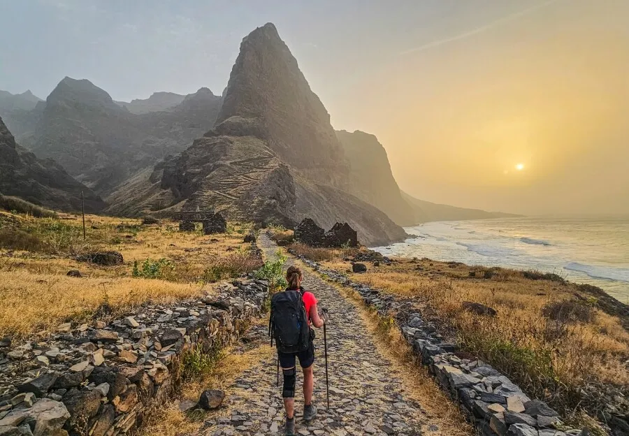 Traumhafter Sandstrand auf Kap Verde mit Palmen und azurblauem Meer, ein günstiges Februarreiseziel
