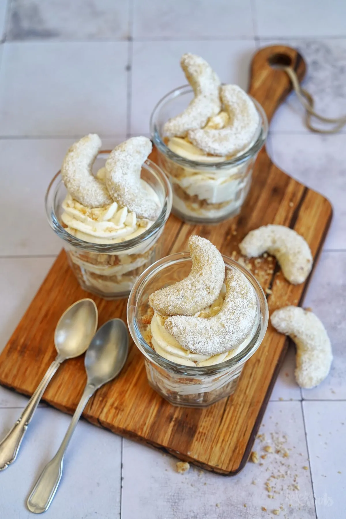 Vanillekipferl-Dessert fertig in Gläsern angerichtet