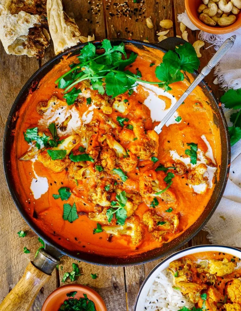 Vegan Butter Chicken mit Reis und frischen Kräutern