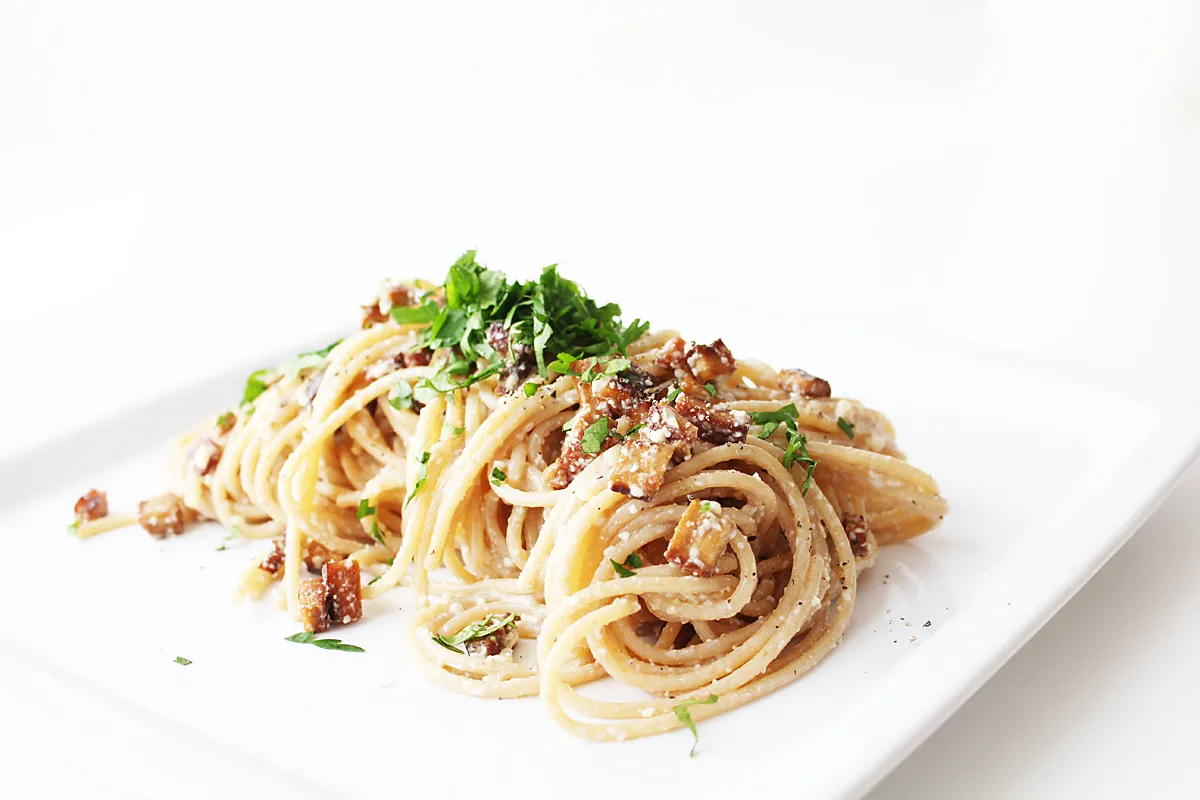 Vegane Carbonara mit frischer Petersilie