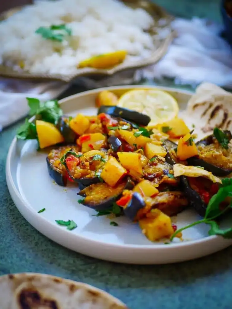 Veganes Kartoffel-Auberginen-Curry mit frischem Koriander