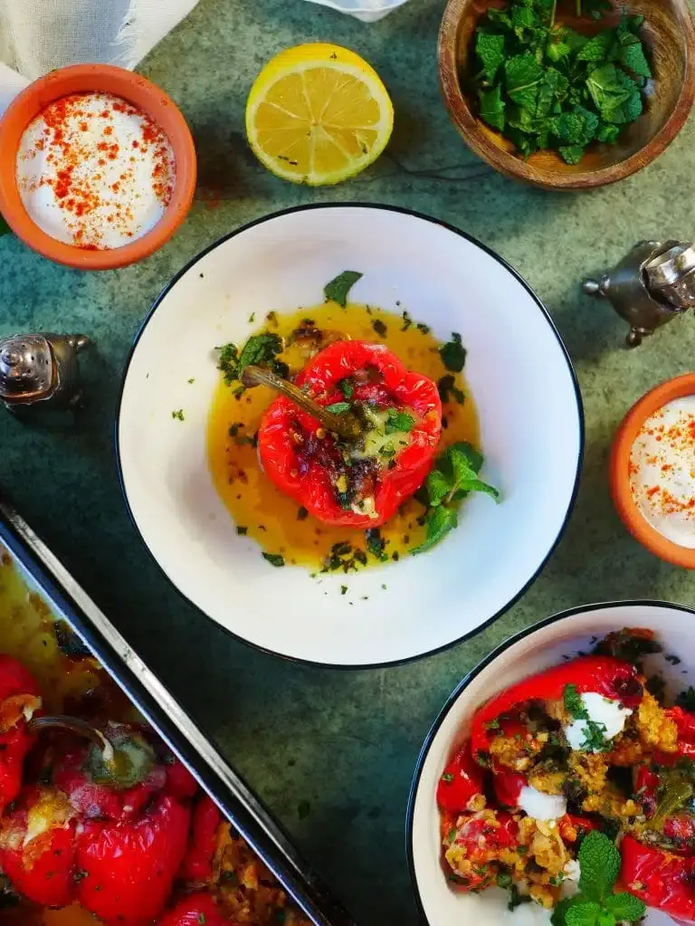 Vegetarisch gefüllte Paprika mit Couscous und geschmolzenem Käse