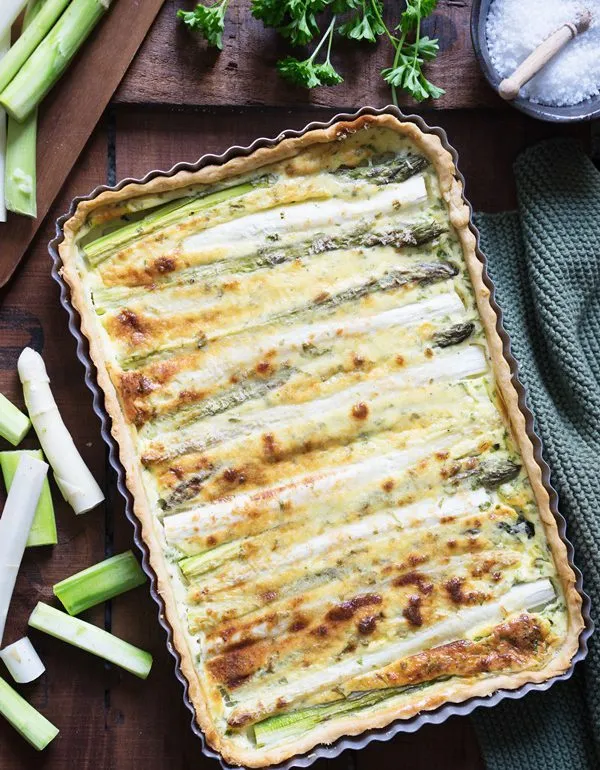 Vegetarische Spargel-Quiche mit grünem und weißem Spargel