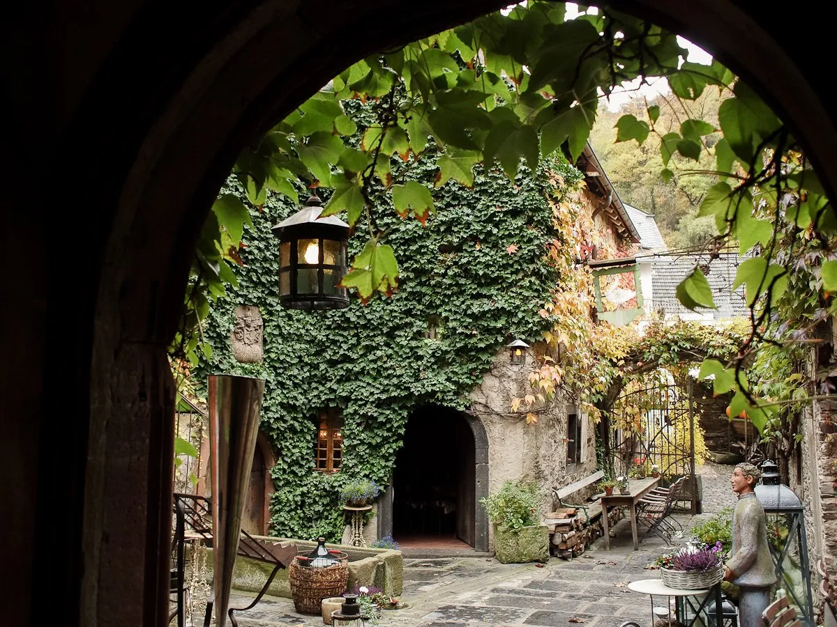 Verschiedene Käsesorten und Aufschnitt für das Frühstück