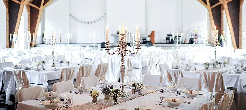 Viele Abiturienten beauftragen Event-Agenturen zur Planung des Abi-Balls