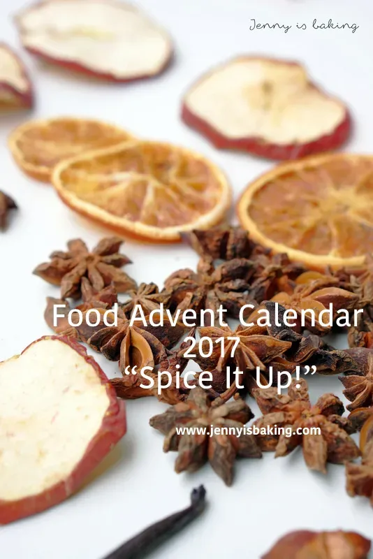 Weihnachtsstollen, angeschnitten und mit Puderzucker bestäubt, als Teil eines Food-Adventskalenders