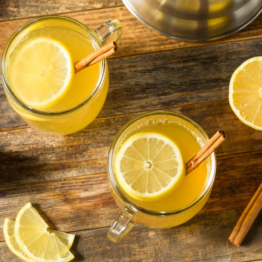 Weisser Glühwein mit Apfelscheibe in einem Glas