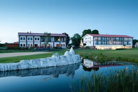 Weitläufiger Golfplatz am Strelasund in Vorpommern