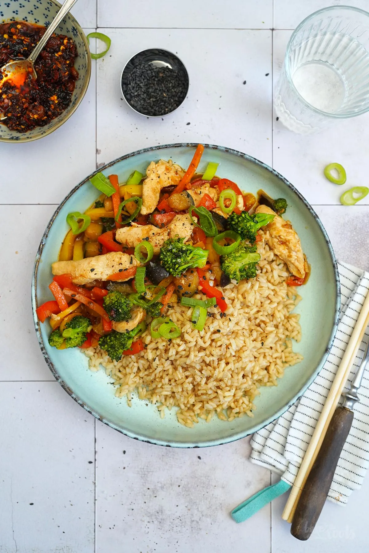 Wok-Gericht mit Hühnchen und Gemüse in einer Pfanne, bereit zum Servieren