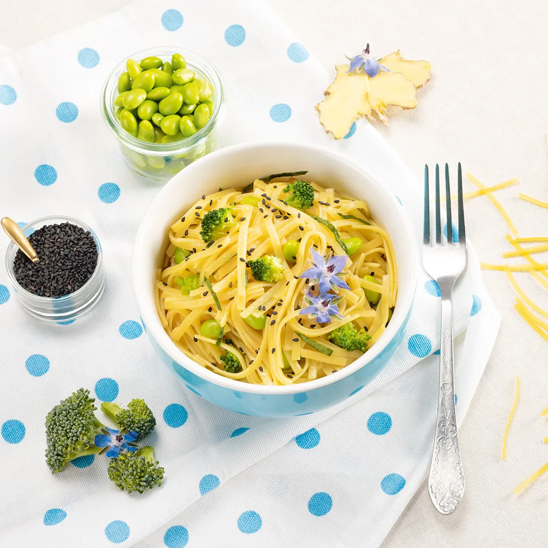 Wok-Nudeln, fertig zubereitet in einer farbenfrohen Wok-Schüssel