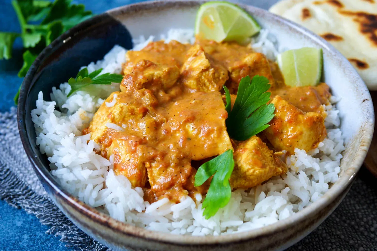 Würziger Indischer Hähnchen-Curry mit Reis in einer Schüssel