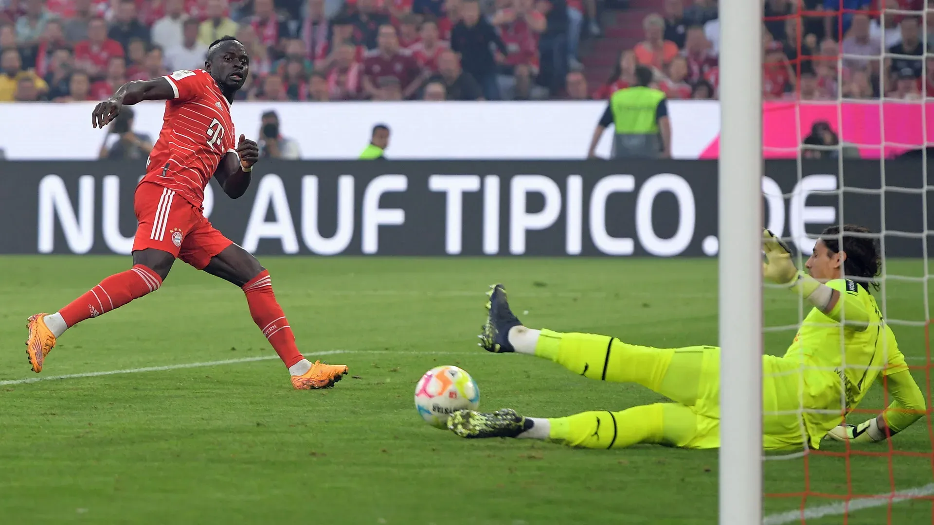 Yann Sommer, ehemaliger Gladbach-Torwart, hält einen Ball während eines Spiels gegen Bayern