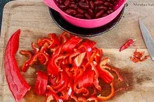 Zerkleinerte Paprikaschoten, Peperoni und abgetropfte Kidneybohnen