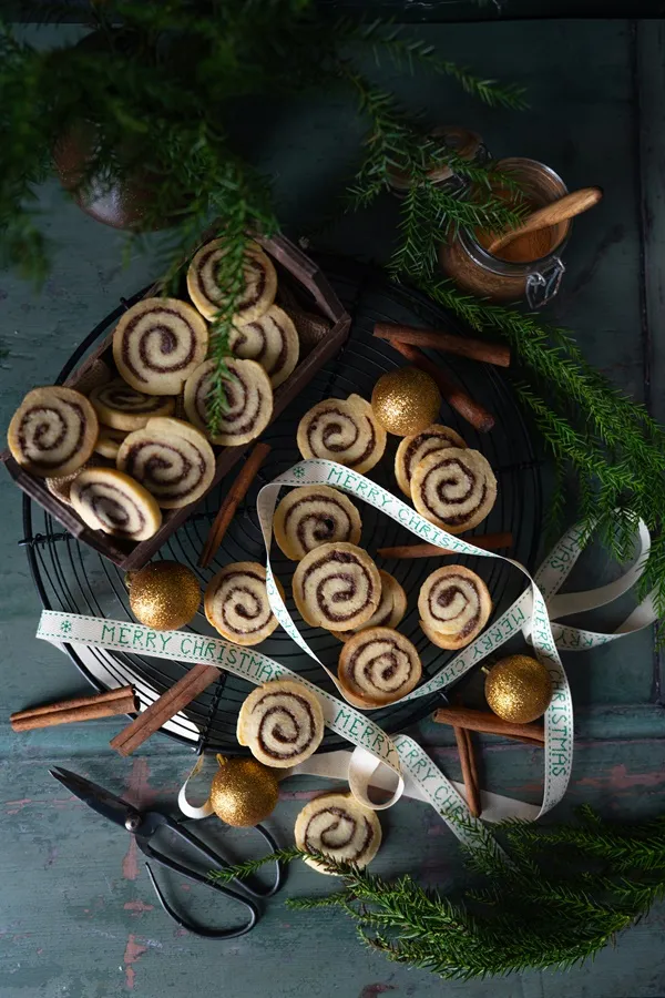 Zimtrollen-Plätzchen, inspiriert von klassischen Zimtschnecken.