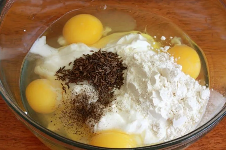 Zubereitung der Zwiebelkuchen-Füllung