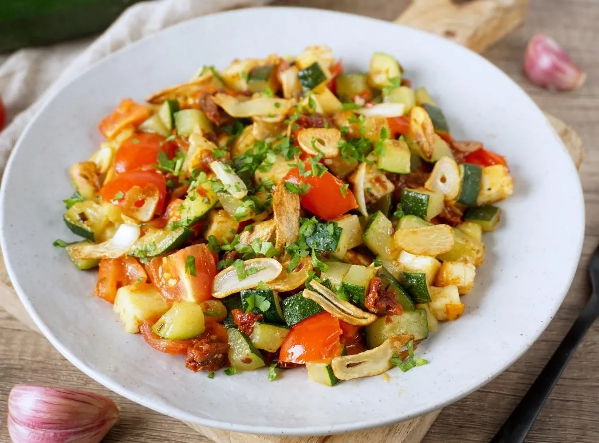 Zucchinipfanne mit frischen Kräutern