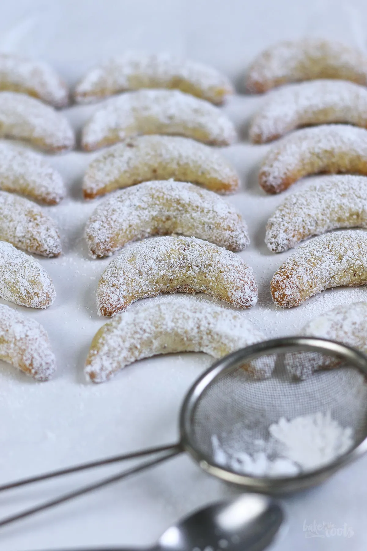 Zutaten für das Vanillekipferl-Dessert auf einem Tisch