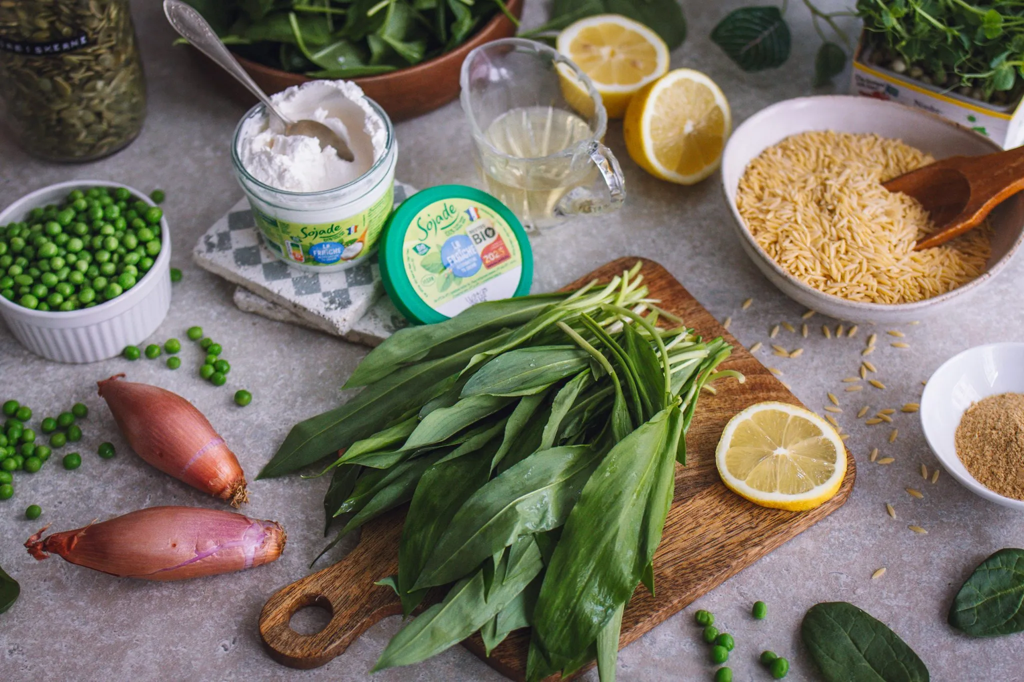 Zutaten für den cremigen veganen Bärlauch-Orzo