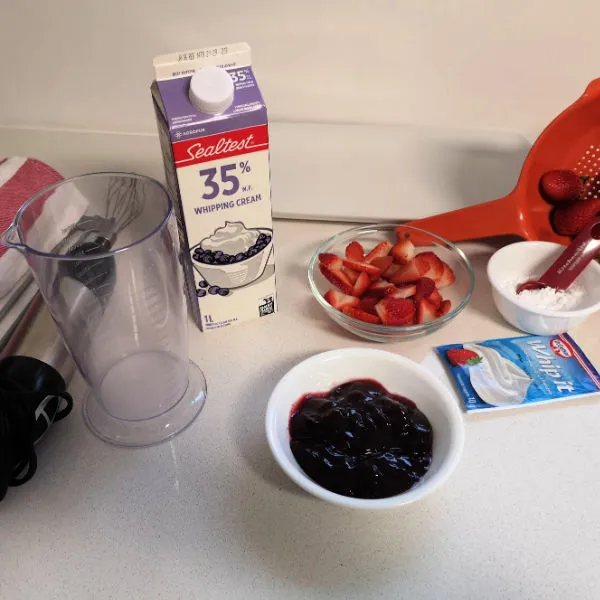 Zutaten für die Füllung bereitstellen, wie Erdbeeren und Schlagsahne